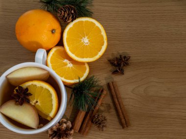 Donmuş kış gölü karla kaplı tarlalar ve sessiz bir turkuaz gökyüzü altında uzak ağaçlarla çevrili sakin, atmosferik ve minimalist soğuk-mevsim kırsal manzarası