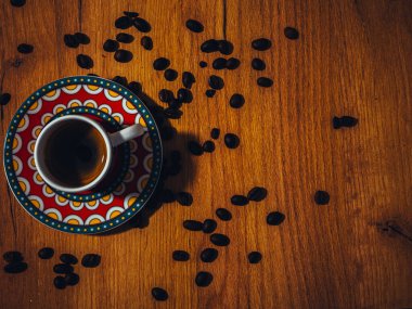 Donmuş kış gölü karla kaplı tarlalar ve sessiz bir turkuaz gökyüzü altında uzak ağaçlarla çevrili sakin, atmosferik ve minimalist soğuk-mevsim kırsal manzarası