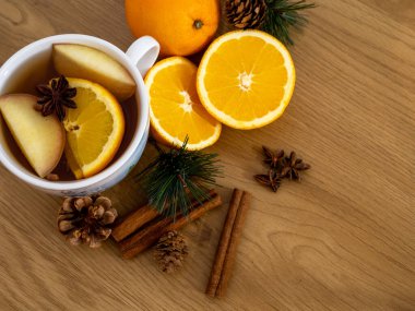 Donmuş kış gölü karla kaplı tarlalar ve sessiz bir turkuaz gökyüzü altında uzak ağaçlarla çevrili sakin, atmosferik ve minimalist soğuk-mevsim kırsal manzarası