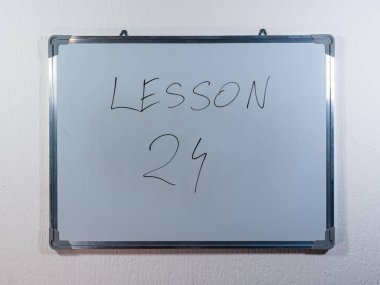 Öğrenme adımlarını ve bilgi gelişimini temsil eden eğitici LESSON kavramını gösteren Whiteboard