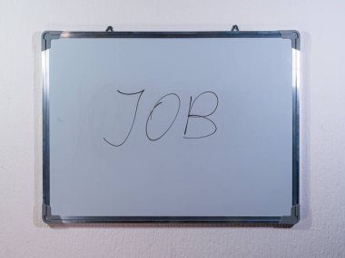 Beyaz tahta, iş, meslek ve mesleki yaşamı temsil eden temiz beyaz duvar arkaplanı üzerinde iş kavramını gösteriyor