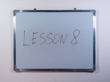 Yapılandırılmış öğrenmeyi ve eğitimsel ilerlemeyi temsil eden numaralandırılmış LESSON kavramını gösteren Whiteboard