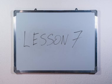 Yapılandırılmış öğrenmeyi ve eğitimsel ilerlemeyi temsil eden numaralandırılmış LESSON kavramını gösteren Whiteboard