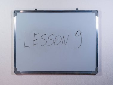Yapılandırılmış öğrenmeyi ve eğitimsel ilerlemeyi temsil eden numaralandırılmış LESSON kavramını gösteren Whiteboard
