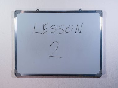 Yapılandırılmış öğrenmeyi ve eğitimsel ilerlemeyi temsil eden numaralandırılmış LESSON kavramını gösteren Whiteboard
