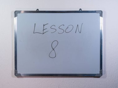 Bilgi transferi, eğitim ve beceri geliştirmeyi temsil eden LESSON iletisini gösteren beyaz tahta