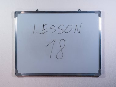 Eğitim, açıklama ve eğitim içeriğini temsil eden LESSON kavramını gösteren beyaz tahta