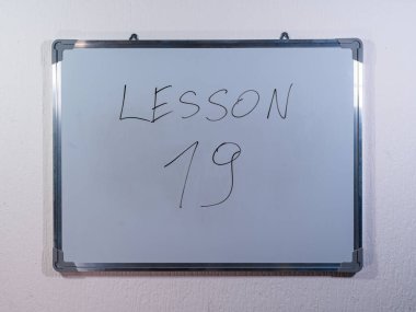 Eğitim, açıklama ve eğitim içeriğini temsil eden LESSON kavramını gösteren beyaz tahta
