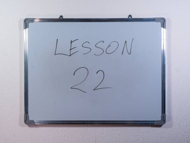 Öğrenme adımlarını ve bilgi gelişimini temsil eden eğitici LESSON kavramını gösteren Whiteboard
