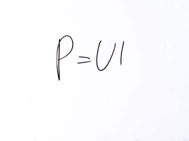 Beyaz arka planda en az el yazısıyla yazılan güç formülü. Fizik ve mühendislikteki güç, voltaj ve akım arasındaki ilişkiyi temsil eden kavram