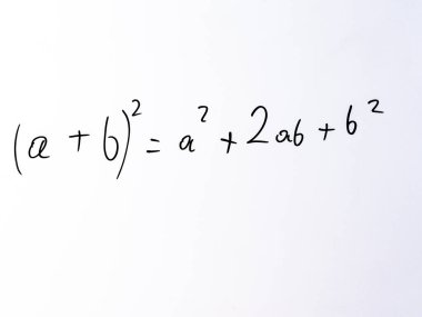 (a) için cebirsel kare formülü beyaz tahta üzerine siyah işaretleyici ile yazılmış