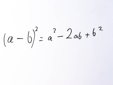 (a) için cebirsel kare formülü beyaz tahta üzerine siyah işaretleyici ile yazılmış