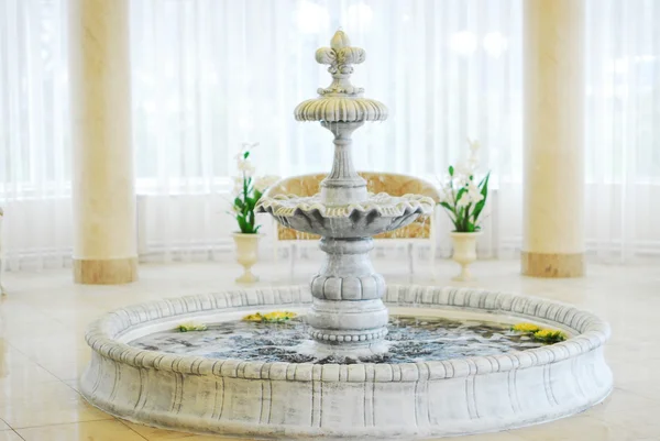 Білий мармур фонтан — стокове фото