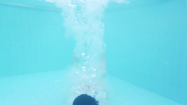 Esmer Kız Suyun Altında Mavi Bir Havuzda Yüzüyor — Stok video