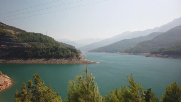 Agua Turquesa Lago Bosque Montañoso Con Pinos Paisaje Turco Bosque — Vídeo de stock