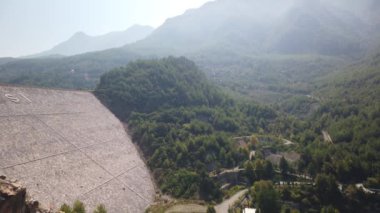 Alanya Turkey Dim Cay dike, Türk manzara çam ormanı ve Rezervuar Dim Cay