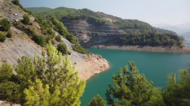 Agua Turquesa Lago Bosque Montañoso Con Pinos Paisaje Turco Bosque — Vídeo de stock