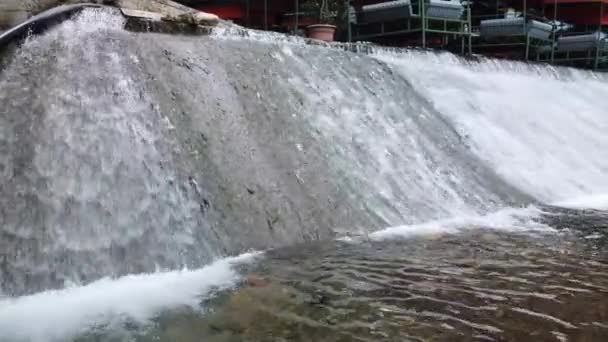 Umělý Kaskádový Vodopád Toku Horské Řeky — Stock video