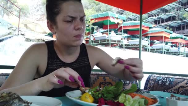 Une Fille Dîne Dans Restaurant Sur Eau Une Petite Cascade — Video
