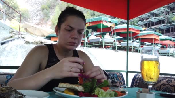 Egy Lány Egy Étteremben Vacsorázik Vízen Egy Kis Vízesésnél Egy — Stock videók