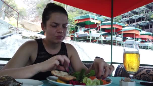 Una Chica Cena Restaurante Agua Una Pequeña Cascada Río Montaña — Vídeos de Stock