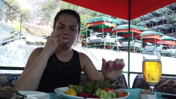 Una Chica Cena Restaurante Agua Una Pequeña Cascada Río Montaña — Vídeo de stock