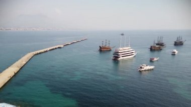 Güneşli bir günde Alanya 'nın ve limanın manzarası. Türkiye 'de Akdeniz kıyısı ve tarihi Alanya tersanesi.