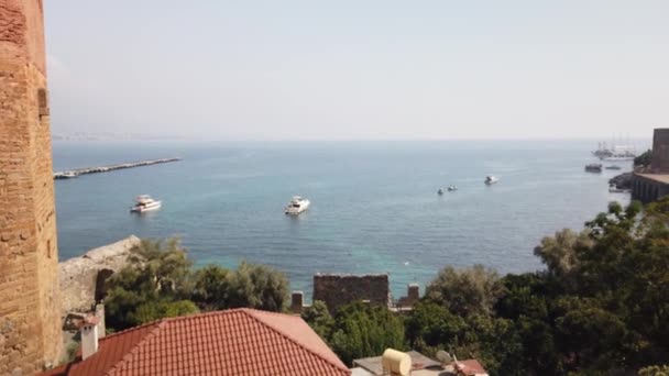 Blick auf Alanya und den Hafen an einem sonnigen Tag. Ufer des Mittelmeeres und historische Werft von Alanya in der Türkei. — Stockvideo