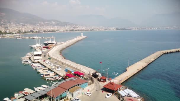 맑은 날에는 알라냐 와 항구 를 볼 수있다. 지하 바다와 역사적으로 유명 한 터어 키 의 알라야 조선소. — 비디오