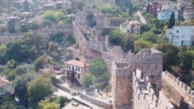Güneşli bir günde Alanya 'nın ve limanın manzarası. Türkiye 'de Akdeniz kıyısı ve tarihi Alanya tersanesi.