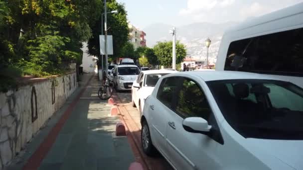 September 2020 Alanya Turkey Walking Street Parked Cars Boutiques Shops — Stock Video