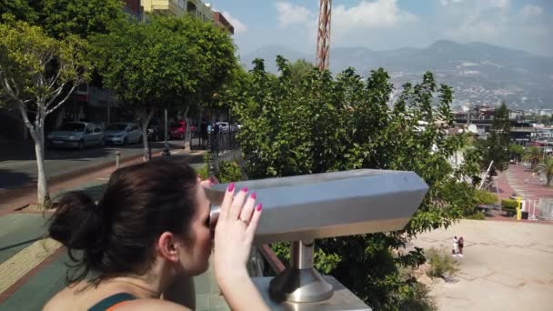 Cestovatel žena sledující přes stacionární dalekohled na malebný výhled v Alanya, Turecko — Stock video
