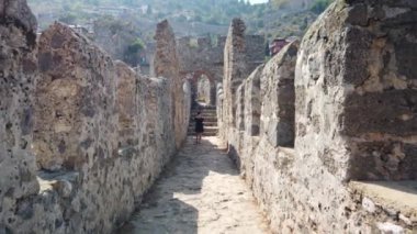 Türkiye 'nin Alanya kentindeki eski bir kale ve kalenin duvarlarında yürüyorum