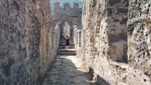 Spaziergang auf den Mauern einer alten Burg und Festung in Alanya, Türkei — Stockvideo