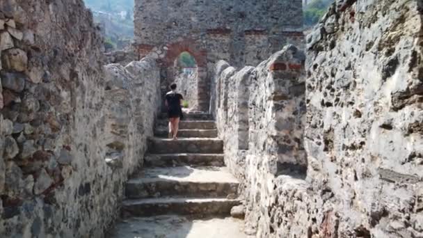 Spaziergang auf den Mauern einer alten Burg und Festung in Alanya, Türkei — Stockvideo