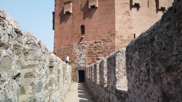 Spaziergang auf den Mauern einer alten Burg und Festung in Alanya, Türkei — Stockvideo