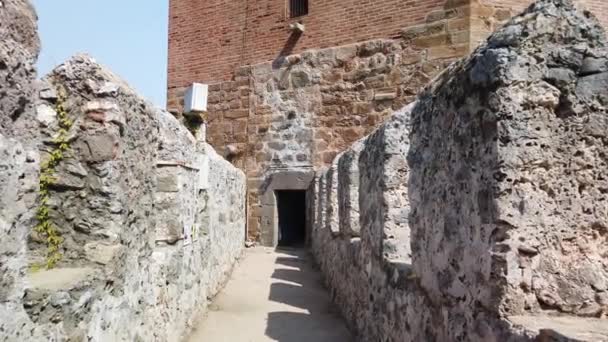 Spaziergang auf den Mauern einer alten Burg und Festung in Alanya, Türkei — Stockvideo