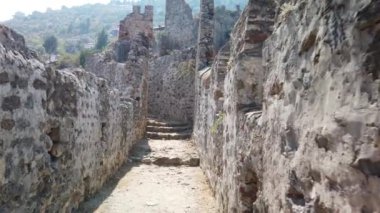 Türkiye 'nin Alanya kentindeki eski bir kale ve kalenin duvarlarında yürüyorum