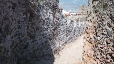 Türkiye 'nin Alanya kentindeki eski bir kale ve kalenin duvarlarında yürüyorum