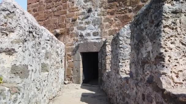 Περπατώντας στους τοίχους ενός παλιού κάστρου και φρουρίου στην Αλάνια της Τουρκίας — Αρχείο Βίντεο