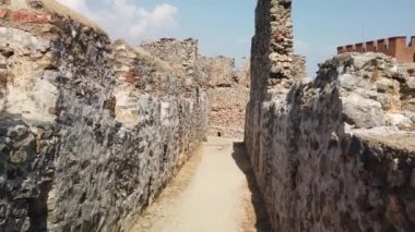 Türkiye 'nin Alanya kentindeki eski bir kale ve kalenin duvarlarında yürüyorum