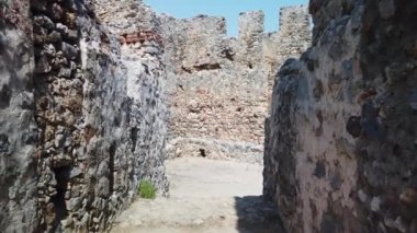 Türkiye 'nin Alanya kentindeki eski bir kale ve kalenin duvarlarında yürüyorum