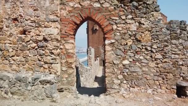 Spaziergang auf den Mauern einer alten Burg und Festung in Alanya, Türkei — Stockvideo