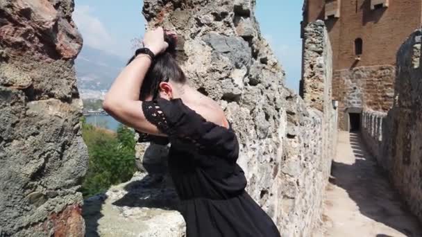 Dziewczyna Spaceruje Ścianach Starożytnego Zamku Twierdzy Alanyi Turcja — Wideo stockowe
