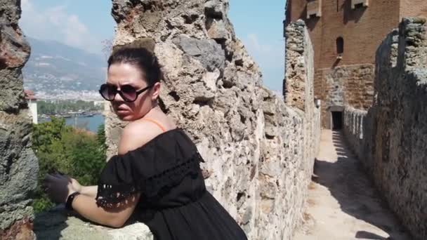 Una Niña Camina Sobre Las Paredes Antiguo Castillo Fortaleza Alanya — Vídeo de stock