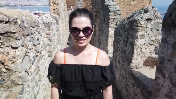 Una Ragazza Cammina Sulle Mura Antico Castello Fortezza Alanya Turchia — Video Stock