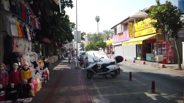 September 2020 Alanya Turkey Promenader Längs Gatan Längs Parkerade Bilar — Stockvideo