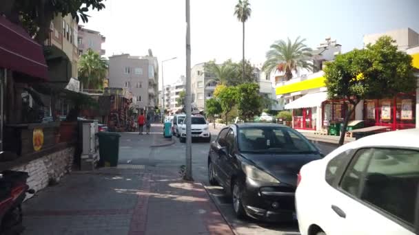 2020年9月17日 Alanya Turkey 沿着大街 沿着停放的汽车 经过阿拉亚市市中心的小卖部 商店和咖啡馆 — 图库视频影像