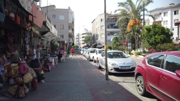 2020年9月17日 Alanya Turkey 沿着大街 沿着停放的汽车 经过阿拉亚市市中心的小卖部 商店和咖啡馆 — 图库视频影像