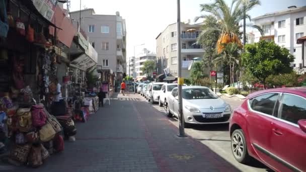 Settembre 2020 Alania Turchia Passeggiando Lungo Strada Lungo Auto Parcheggiate — Video Stock